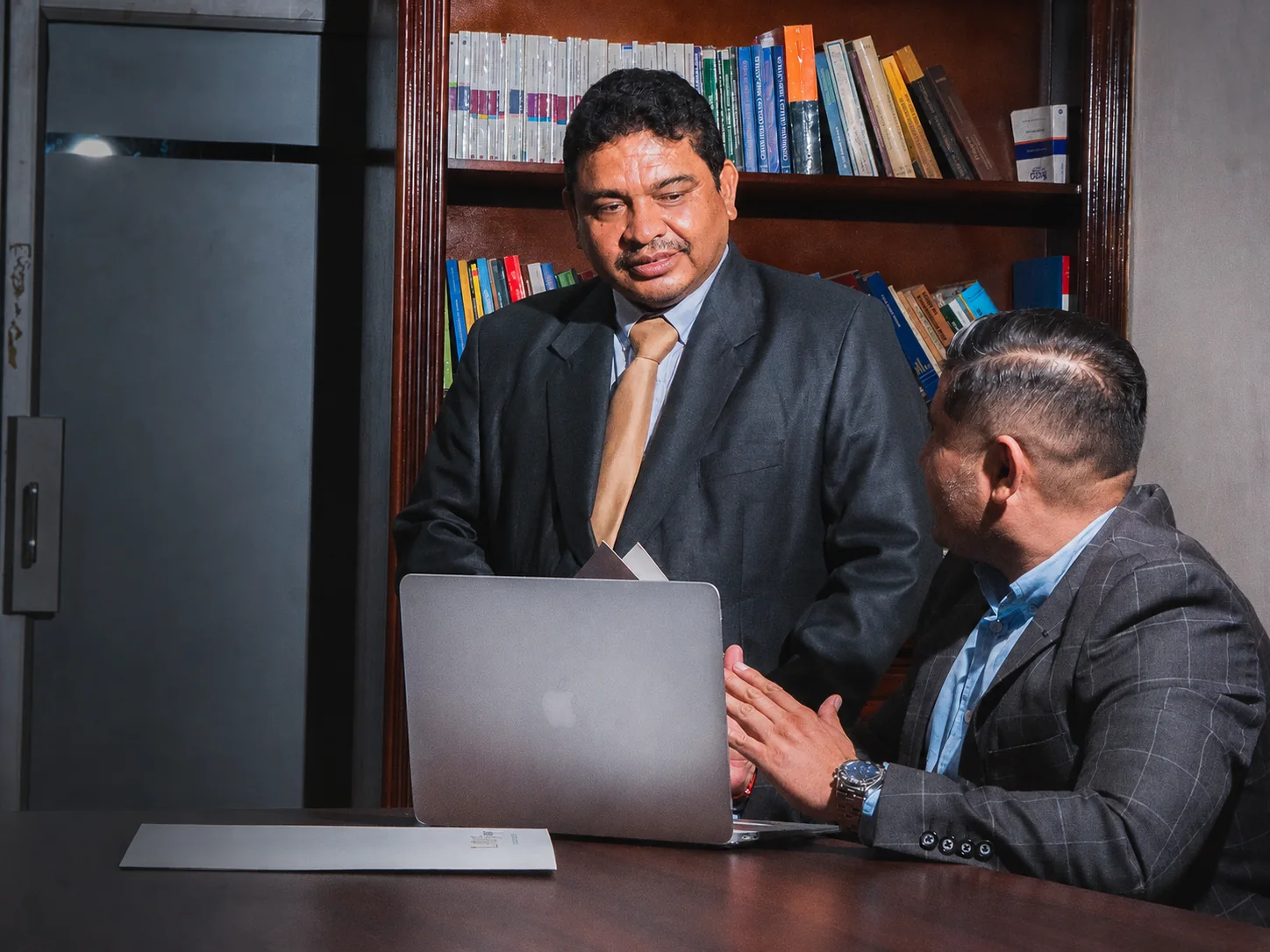 Profesionales de LAW Group trabajando en equipo