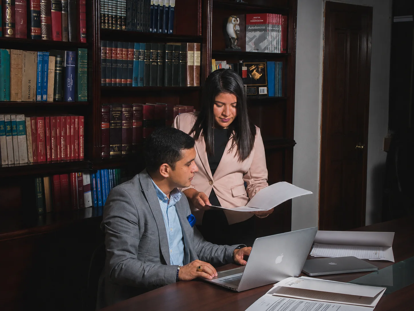 Profesionales de LAW Group analizando documentación